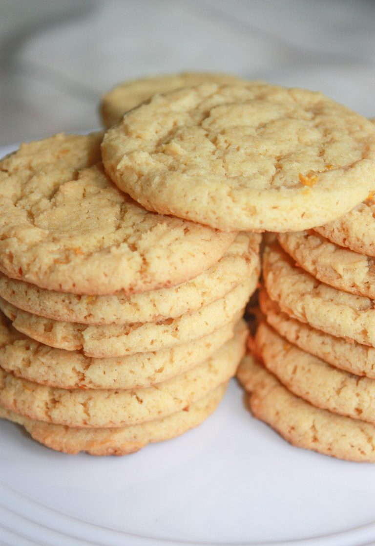 As the weather warms up I begin to crave the light taste of citrus flavours.  These Gluten Free Lemon Cookies satisfy this craving by providing a burst of lemon in every chewy bite.