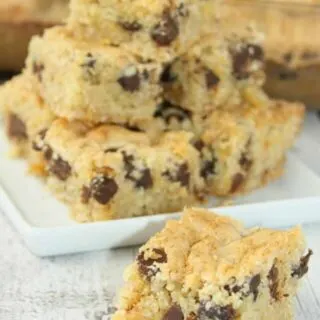 Cereal Bars are loaded with gluten free corn flakes, oats and chocolate chips.  With just a few ingredients you can whip up this simple dessert recipe.