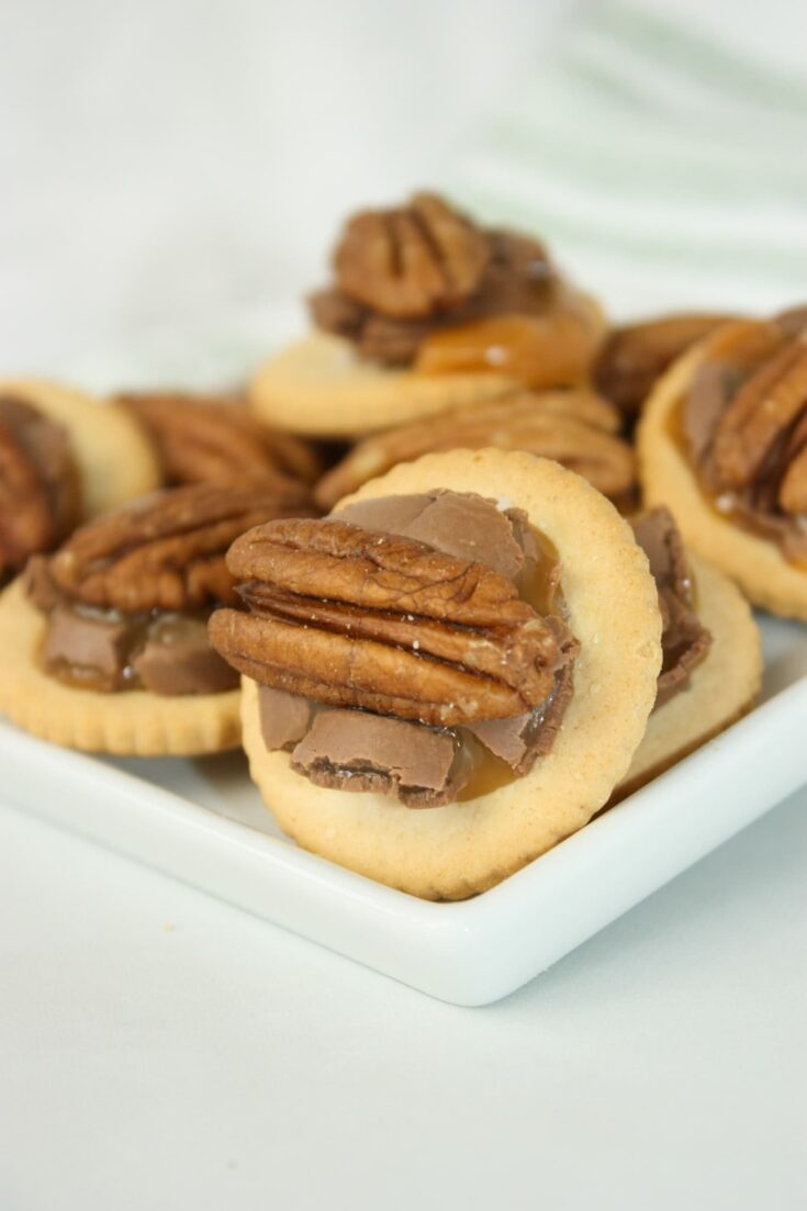 Gluten Free Rolo Turtles are a quick and easy dessert recipe that uses Schar Entertainment Crackers. These are the closest gluten free crackers to Ritz.
