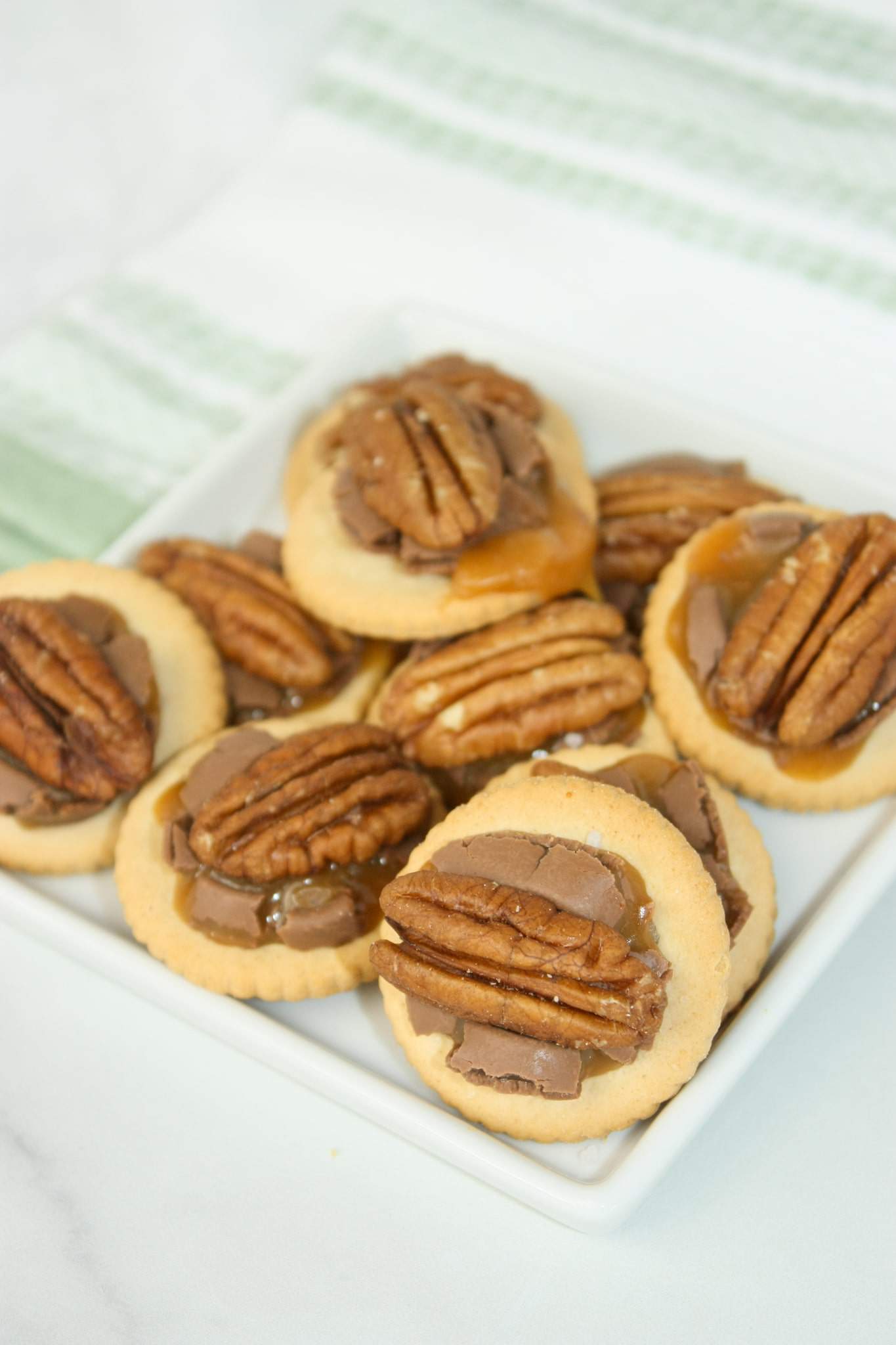 Gluten Free Rolo Turtles are a quick and easy dessert recipe that uses Schar Entertainment Crackers. These are the closest gluten free crackers to Ritz.