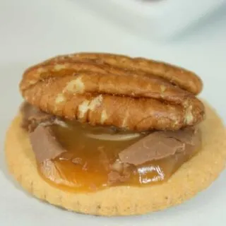 Gluten Free Rolo Turtles are a quick and easy dessert recipe that uses Schar Entertainment Crackers. These are the closest gluten free crackers to Ritz.