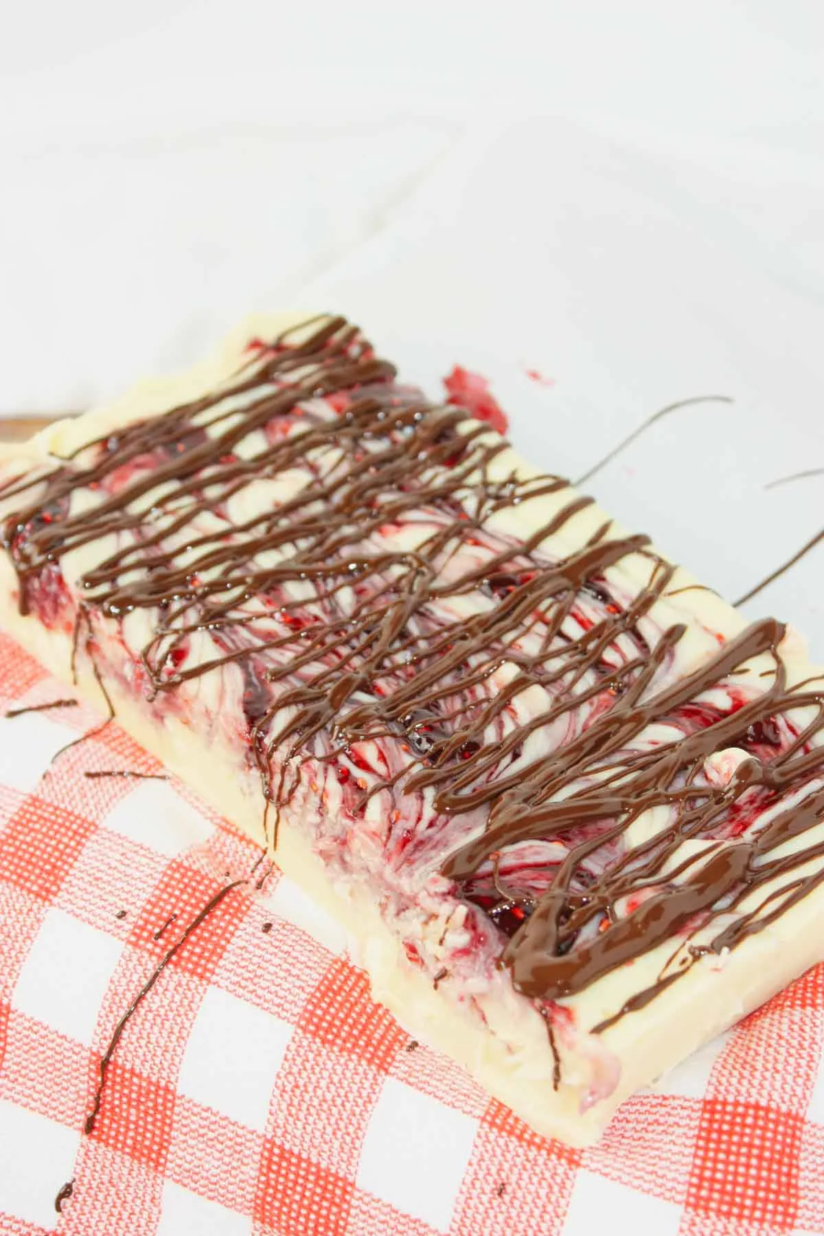 Microwave Raspberry Fudge is a creamy, dreamy treat that’s as easy as it is indulgent. Made with smooth white chocolate and sweetened condensed milk, it melts into a rich, velvety base in just minutes.