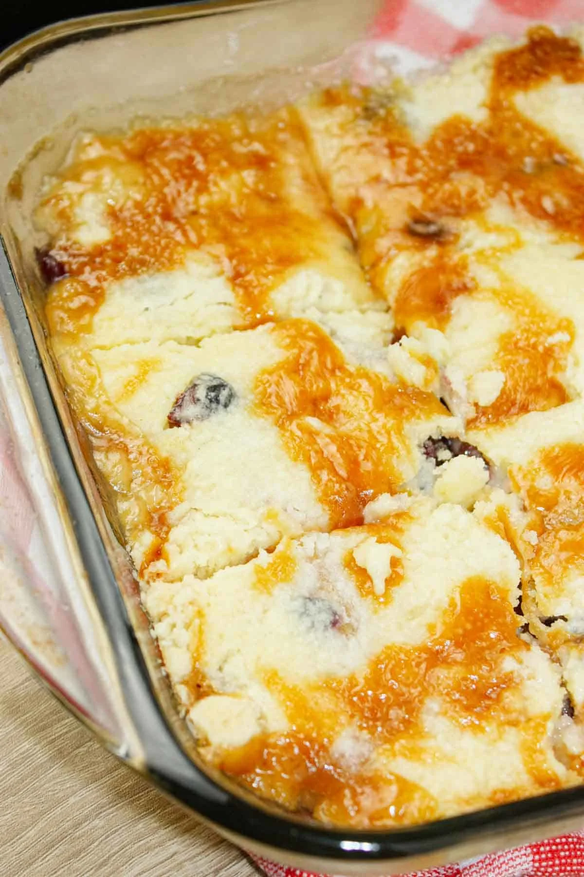 This Apple Pear Dump Cake is pure cozy comfort in every forkful. It’s the kind of dessert that feels like fall in a baking dish.