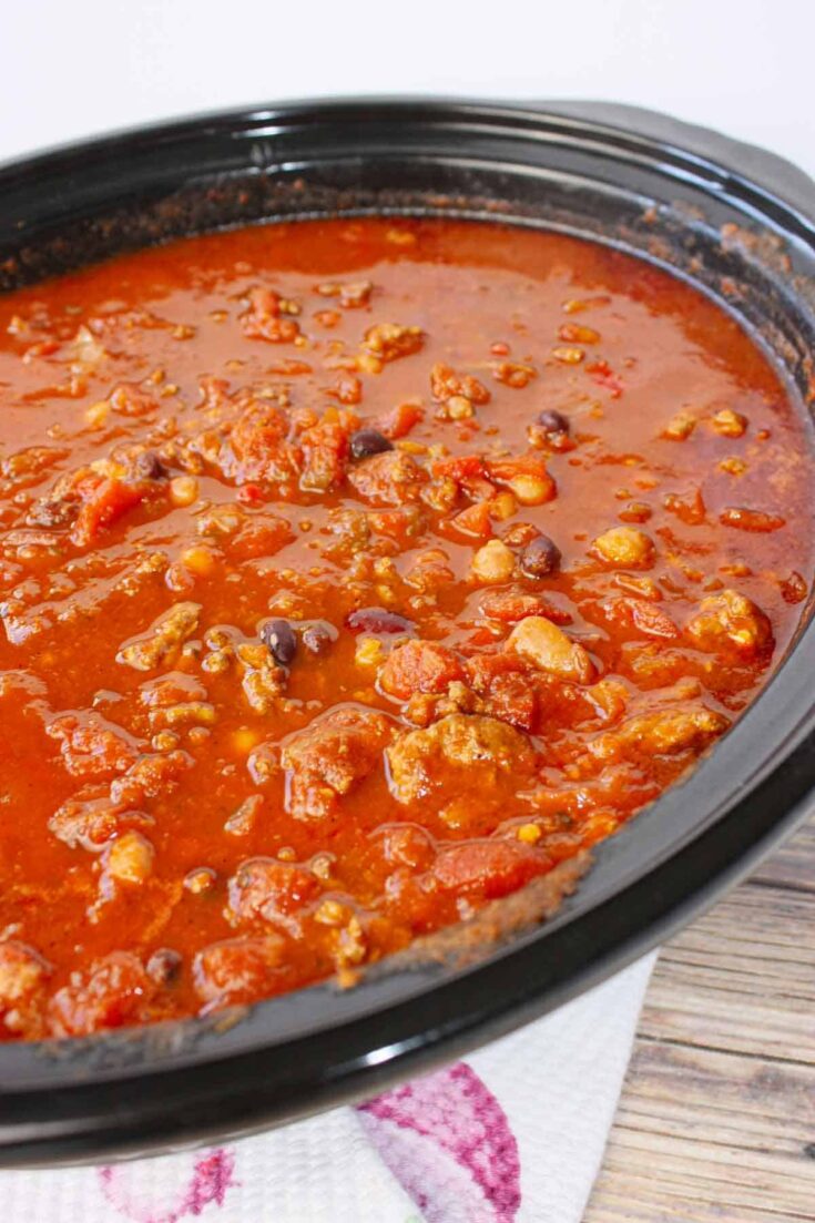 Crock Pot Beef Chili is the ultimate comfort food, packed with hearty ground beef, tender beans, and a rich tomato-based sauce.
