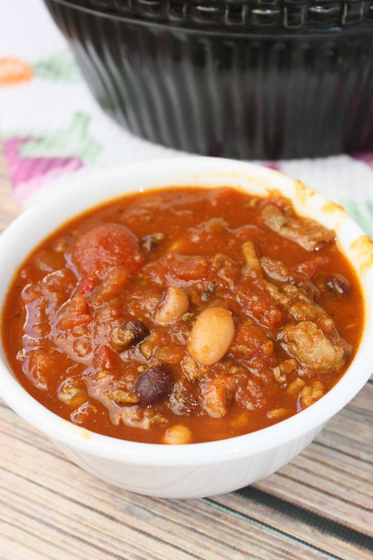 Crock Pot Beef Chili is the ultimate comfort food, packed with hearty ground beef, tender beans, and a rich tomato-based sauce.